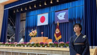 卒業生は８０名